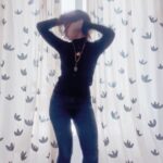 Eloísa Maturén Instagram - Bailar como si nadie te estuviera viendo. Dale play y deja que la música te guíe, ¿cómo se quiere mover tu cuerpo hoy? ¿Te has detenido a pensar todo lo que tu cuerpo hace por ti cada día? Se merece que lo escuches, que lo atiendas, regálale unos minutos de alegría y libertad. Sentir, celebrar que estamos vivos, no hace falta esperar que ocurra algo épico, este momento ya lo es. Vamos, ahora mismo, suelta el teléfono y baila. No importa cómo, tú dale. Prometo que al terminar se va a sentir increíble 🚀💛 Pd. Si estás en el metro o en la oficina, siempre te puedes encerrar en el baño o darle un poco de entretenimiento gratuito a los que estén alrededor. Compartiendo por doquier la alegría de vivir 👽💛 Pd2. Que viva el Gran Combo! Bailémos Pd3. Mis amigos de Parque Central se reían de mi cuando bailaba salsa, porque decían que me faltaba calle 🤣🤣🤣 Sigo en ellos muchachos, no me rindo 😆 Madrid, Spain