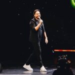 Eloísa Maturén Instagram - Desde hace mucho quiero dedicarle un post a @elgeorgeharris Es lindo querer tanto a alguien que su éxito y su plenitud de alguna manera es también la tuya. Sobretodo cuando has sido testigo del esfuerzo y la constancia que ha tomado llegar allí. George y yo nos conocimos hace veinte años, por una casualidad extraordinaria en el metro de Madrid. Gracias manolito @manuelsainz por ese regalo. Yo acababa de llegar a la ciudad y él tenía dos meses de haberse mudado, estábamos llenos de entusiasmo y los dos coincidimos en el mismo anhelo. “Vamos a conquistar Madrid”. De hecho, una de nuestras aventuras era jugar a que Almodóvar nos descubriría. Deambulabamos por las calles de Chueca, con el anhelo de encontrarnos a Pedro mal parado en una esquina. Nuestra ilusión era que quedaría tan deslumbrado con nuestra belleza y talento que de allí a la fama solo habría una noche de juerga. Éxito garantizado. 🤣🤣🤣 Claro que en ese momento la vida tenía otros planes. Pasaron los meses y yo seguía trabajando en el Corte Inglés y George daba clases de inglés y hacía audiciones para trabajar como actor serio. No había conquista a la vista. Después de un par de años de insistir, George cedió ante el llamado de su chispa maravillosa y en un barcito de Chueca, se presentó por primera vez a echar cuentos ante una multitud delirante de ocho personas. El resto es historia. El confió en el fuego de su corazón y saltó. No paró de batir las alas hasta que alzó vuelo. Y no fue nada fácil. Hoy hojeando “Big Magic” de @elizabeth_gilbert_writer leí un párrafo que era todo George: “¿Qué es ese algo que amas tanto hacer que las palabras fracaso y éxito esencialmente se hacen irrelevantes? ¿Qué tan feroz es tu confianza en ese amor? El resultado no puede importar. Naciste para crear, no importa lo que pase” Y eso es justamente lo que he visto a George hacer por dieciocho años, probar, seguir, mostrarse, intentarlo las veces que haga falta. A pesar de las dudas, del miedo, a pesar de todo. JUST DO IT, no importa lo que pase. Gracias hermano por la inspiración, por iluminar el camino y por estar allí, salga sapo o salga rana como decía mi Tita. Madrid, Spain