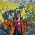 Eloísa Maturén Instagram - Después de años meditando con rigurosidad y compromiso, aún me sorprende que haya días en los que mi mente se rehuse a quedarse quieta. En ocasiones he pasado temporadas gloriosas en las que, día a día la práctica se consolida y yo casi me siento Siddharta. La iluminación a la vuelta de la esquina, ¡Lo logré! (yo que soy tan de logros y aplausos 🙄). Pero entonces, cuando menos lo espero mi mente vuelve a ser una niña de dos años que es incapaz de quedarse sentada por más de veinte segundos. Y así me paso semanas, donde meditar es hacer malabares con la cabeza a mil por hora. Un bañito de humildad, que siempre cae de maravilla. Justamente hoy, mientras meditaba, volví a entender que el verdadero valor de todas las horas invertidas en silencio ha sido la capacidad de observación. De observarme desde adentro y de aceptar mi propia naturaleza. Aceptar la esencia mutable. Aceptar mi mente, obsesiva y suceptible a lo que ocurre a cada instante. Aceptar que mi cuerpo no es una máquina y que no puedo forzarlo sino estoy dispuesta a cuidarlo. A ser gentil. Aceptar que muchas veces soy un péndulo que oscila entre extremos: El centro del jolgorio o la hermitaña que no quiere ver a nadie, pasando por todo el festival de posibilidades que hay en medio. Entender que por algo se llama práctica. Se renueva día a día, es más un acto de curiosidad que un mecanismo de control. En lugar de hacer sufrir a la niñita porque no puede estar tranquila, es escucharla y guiarla para que se calme. A lo mejor solo necesita que la escuchen. Meditar es ser testigos conscientes y abrazar todo lo que somos. Estas fotos lindas de @ninofino 🤩😎 Sierra de Gredos
