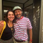 Eloísa Maturén Instagram - Hace más o menos seis años una mañana de resaca insoportable, finalmente reconocí que el hueco que sentía en el medio del pecho no iba a marcharse solo. Y tampoco se sana con ron, solo se adormece. Resulta que el tiempo no lo cura todo. Hay dolores que te atraviesan y te empujan a la transformación, es inútil resistirse. Y sí, es un camino incómodo, requiere fortaleza, compromiso y disciplina. Puedes tratar de evadirlo, de no ver. Te sumerges en el trabajo, llenas cada segundo con actividades, amigos y fiestas. Pero nunca es suficiente, el hueco no se llena desde allí, solo se hace más profundo. Yo me había hecho experta en hacer mucho ruido para no tener que escuchar esa voz que a veces a gritos intentaba guiar el camino. Me hice el alma de la fiesta, el huracán. Hasta que un buen día la voz se abrió paso y decidí tomar acción, pero no sabía por donde empezar. Tenía que buscar ayuda. Y la ayuda llegó de la mano de mi querido @psicocasal y la terapia Gestalt. Durante cuatro años cada semana nos encontramos por Facetime, él en Caracas, yo en Los Ángeles. César me dio las herramientas para que poco a poco aprendiera yo misma a hacerme preguntas, a indigar en mi historia y en las máscaras que me había inventado para protegerme del mundo. A través de ejercicios de visualización guiados me permitió enfrentarme a dolores muy profundos y antiguos que necesitaban de mi atención. Para poder sanar, yo necesitaba entender, entenderme. Reconocer mis luces y mis sombras, aceptarme, integrar. César estuvo allí a la distancia de un mensaje, siempre dispuesto. Sosteniendo el espacio para que yo comenzara a andar el camino hacia adentro. Hace unas semanas, por primera vez nos conocimos en persona. Después de tantos años de encuentros virtuales, nos dimos un abrazo. Gracias César por compartir tu sabiduría, por guiarme y empujarme a buscar mi libertad. Gracias @marialeguerrero_rocca por aquella llamada que inició todo. Madrid, Spain