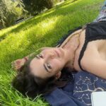 Eloísa Maturén Instagram - Darle voz al sentimiento. Sacarlo del pecho y ponerlo en tinta como un testimonio de lo vivido. Recoger las ilusiones, las angustias, los anhelos, las tormentas que se atascan en el cuello. Escribir aquello que no me atrevo a contarle a nadie. Observar curiosa, sin querer cambiar nada. Poner orden. Descargar lo recurrente, el pensamiento obsesivo que cada tanto regresa. Hacer todas las preguntas, aunque parezca que nunca vas a encontrar la respuesta, no importa. Indagar, inventar un código que solo tú puedas descifrar. La memoria de la travesía, de la piedra con la que volvemos a chocar sorprendidos como si fuera la primera vez. Sonrío, agradezco tanto la aventura de estar viva. Despertar, estar aquí conmigo, sostenerme.  No se sale ileso, se sale más fortalecido. Ilumina el sendero las luces del corazón, como un faro que marca los caminos. ❤️‍🔥 Madrid, Spain