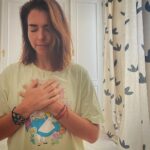 Eloísa Maturén Instagram - Querida Duda, Tenemos que hablar. ¡Compañera mía! Hemos recorrido un largo camino juntas, casi como si fuésemos una. Quiero empezar por darte las gracias. Sé que tu presencia en mi vida me ha mantenido a salvo muchas veces. No hay nadie más eficiente que tú. Intuyo que esto no te va a gustar, pero tengo que decírtelo. Creo que deberíamos tomarnos un tiempo. La cosa, es que ya no quiero estar a salvo. Quiero atreverme a confiar en la certeza de mi corazón ardiente y ver que pasa. Me cansé de ver el paisaje desde el acantilado, quiero saltar al vacío, explorar hasta donde me lleve el vuelo. Y me vas a decir que no te venga con esta estupidez new age de relaciones tóxicas y empoderamiento, pero necesito que me entiendas. La codependencia no es amor. No quiero tener miedo y estar paralizada, tu angustia me tiene la espalda hecha polvo. Sí, tienes razón. Me voy a caer, una y otra vez y es probable que me haga daño. Pero he entendido que soy mucho más fuerte de lo que pensábamos. Te lo juro,confía en mi. Por supuesto que nunca vas a irte del todo y que eres muy necesaria, pero ha llegado el momento de que te tomes un descanso. ¡Toma unas vacaciones querida Duda! No sé, vete a Choroní, túmbate en una hamaca y deja que las olas del mar te arrullen. Te recomiendo un pescado frito con patacones y una cerveza bien fría. Decía el maestro Chocrón que la vida no se trata de ser feliz y estar seguro, sino que se trata de estar alerta, como un psicópata ante ella. Tengo ganas de ver a dónde me lleva mi locura. Gracias totales, te quiero. Propongo reinventarnos ❤️‍🔥 Madrid, Spain