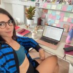 Eloísa Maturén Instagram - Desde el viernes estoy escribiendo este texto en mi cabeza, pero pasó sábado, domingo y lunes y apenas ahora es que me animo a poner las ideas en papel. Estuve procrastinando. Procrastinar o postergar, básicamente posponer y arrastrar las tareas que nos generan incomodidad y sustituirlas por otras que produzcan placer inmediato. Y no es flojera, ojo, es más que eso. Yo lo identifico en el cuerpo; es una tarea pendiente que te pesa en el pecho, que te genera ansiedad. Esa incomodidad puede tener muchos motivos y para mi ha sido importante aprender a identificarlos y no meterlo todo en el saco de “es que no tengo ganas/tiempo/energía”. Por ejemplo, siempre he tenido la impresión de que soy muy mala con los números (¿Quién está conmigo 🙋🏻‍♀️🤣). Entonces, cada vez que tengo algún pendiente relacionado con cuentas, termino siempre haciéndolo al último minuto. Para mi enfrentarme a un Excel es como ver “El Exorcista” sola, en una casa vieja, a las 3 de la mañana. Terror ciego. Lo más lindo de todo es que también he procastinado la escritura de este texto, he manguareado todo lo posible para evitar el momento de sentarme frente a la hoja en blanco. ¿Paradójico no? Quiero escribir sobre la procrastinación y procrastino. 🤪🤯😱 Ahora bien, ¿qué tienen en común estás dos situaciones? Esta bien, no soy Pitágoras y mis recuerdos del Algebra de Baldor son más que todo pesadillas, pero si hay algo que me gusta y me fluye en esta vida es la escritura, ¿por qué entonces la resistencia se siente igual? Para mi tiene que ver con el miedo, específicamente el miedo a la vulnerabilidad. El riesgo de mostrarme y fallar me da tanto miedo que mi mente prefiere evitarlo a toda costa. Te cuento esto porque desde que empecé a hacer consciente las razones por las que evito ciertas tareas he sido capaz de ser más efectiva. Igual siento el miedo, la incapacidad, la duda, pero ahora dialógo con mi mente y con mucho amor, la voy guiando para que salga de esa parálisis y tome acción. Me hablo lindo y todo “vamos Elo, claro que puedes, si sale mal lo haces otra vez, no pasa nada”. Darnos permiso para fallar, incluso como ejercicio…las veces que haga falta. 🥰💪🏼 Madrid, Spain