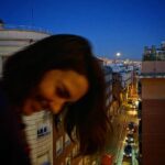 Eloísa Maturén Instagram - Siempre he sido lunática 🌙❤️‍🔥 Desde que tengo uso de razón miraba al cielo y la belleza de la Luna me conmovía. Imaginaba que había un código secreto entre nosotras, una complicidad que nunca le dije a nadie. De hecho, cuando me preguntaban que quería ser cuando fuese grande yo siempre decía “Astronauta”. Ojo, eso no se me ha quitado, todavía quiero ir al espacio, es un sueño que espero cumplir antes de marcharme. (Gracias Elon Musk, estoy contando con Space X 🤓) Siempre he sentido la compañía y el poder de la luna. Tanto que la tengo tatuada, no una, dos veces. En sus faces me reconozco, veo el constante cambio que soy. El vaivén, las contradicciones. Yo también soy cíclica: la expansión total, la fuerza versus la contracción, la nada y todo lo que hay en el medio. Para mi la luna es magia, misterio, es una representación de todas las cosas que no puedo explicar pero que siento profundo. Esa parte de la vida sútil ante la que no hay pruebas, solo presencia. Lo que se siente y no se piensa. Gracias a mi amor por la Luna descubrí el poder de los rituales. Hace muchos años empecé a crear mi propia forma de honrarla, de agradecer su presencia sublime en mi vida. Cada 14 días, para la Luna Nueva y la Luna Llena me siento a meditar, a mirar dentro. Escribo, bailo, dejo que la intuición guié el camino. He creado una ceremonia que va marcando el paso del tiempo, las obsesiones que me habitan, las ganas recurrentes. Respuestas que solo esperan ser atendidas. Hago rituales de luna para conectar con mi sabiduría interior, con eso que muy adentro me va guiando y que también pertenece a mis ancestros. Miro la Luna como aquellos primeros hombres que ante el fuego se maravillaban con su presencia. Gracias Lunita Lunera, hoy vestida de sol llenas el cielo con tu belleza. Feliz Luna Llena, si me necesitan, estaré en alguna esquina de Madrid, aullando. 🌕❤️‍🔥🚀 Estas fotos hermosas las tomó mi hermana lunera @thefaria en la última Luna Llena que nos tocó en Barcelona