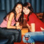 Eloísa Maturén Instagram - Hoy está de cumple @monicatortolero y yo quiero montarle una plaza con su nombre que simbolice cuánto la amo y lo mucho que ha significado su presencia en mi vida… Pero como todavía no soy alcalde de Madrid, le dedico este post 😬😍🤩 Mónica y yo nos hemos acompañado muy cerquita desde hace más o menos treinta años. Treinta, se lee treinta. Nos conocimos en la escuela de ballet y desde entonces hemos vivido de TODITO juntas (las mayúsculas se quedan cortas) La compañía de ballet, los primeros romances, los despechos con tequila , la diversión, la rumba hasta abajo. Los cambios, muchos cambios. La maternidad, las historias que te atraviesan y marcan nuevos rumbos, el dolor que te parte en dos, las preguntas que salen del alma, la espiritualidad. A pesar de la distancia y el tiempo SIEMPRE hemos estado allí ❤️‍🔥 Gracias Mana por tu amor incondicional y por entregarme toda la belleza que eres. Por ser un espejo hermoso y vulnerable, por tu hermandad que me llena el corazón de alegría. Celebro tu vida y todo lo que me has enseñado. Espero pronto, muy pronto, abrazarnos y celebrar juntas la vida. Feliz Cumpleaños Mana. Recuento de fotos: 1. Un 31 de Diciembre en una vida pasada 😂 2. Interpretando árboles, con @ildegoncalves en un tigre que matamos con @kiara_true (se ha hecho de todo señores) 3. Hace 300 años cuando yo era pelirroja y tomaba cosmopolitan 🙄 4. 1era edición del Festival Viva Nebrada, en el Aula Magna con un montón de genios maravillosos. Que día más feliz! 5. Con @elgeorgeharris en San Francisco, alegría de vivir 6. Con mi Pajarito, cuando era un Pajarito 🐣 7. Una despedida, otra rumba memorable 8. Ella 😍 9. En los farolitos del LACMA, uno de mis lugares favoritos en la tierra 10. Nosotras 👯‍♀️ Madrid, Spain