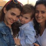 Eloísa Maturén Instagram - Hoy está de cumple @monicatortolero y yo quiero montarle una plaza con su nombre que simbolice cuánto la amo y lo mucho que ha significado su presencia en mi vida… Pero como todavía no soy alcalde de Madrid, le dedico este post 😬😍🤩 Mónica y yo nos hemos acompañado muy cerquita desde hace más o menos treinta años. Treinta, se lee treinta. Nos conocimos en la escuela de ballet y desde entonces hemos vivido de TODITO juntas (las mayúsculas se quedan cortas) La compañía de ballet, los primeros romances, los despechos con tequila , la diversión, la rumba hasta abajo. Los cambios, muchos cambios. La maternidad, las historias que te atraviesan y marcan nuevos rumbos, el dolor que te parte en dos, las preguntas que salen del alma, la espiritualidad. A pesar de la distancia y el tiempo SIEMPRE hemos estado allí ❤️‍🔥 Gracias Mana por tu amor incondicional y por entregarme toda la belleza que eres. Por ser un espejo hermoso y vulnerable, por tu hermandad que me llena el corazón de alegría. Celebro tu vida y todo lo que me has enseñado. Espero pronto, muy pronto, abrazarnos y celebrar juntas la vida. Feliz Cumpleaños Mana. Recuento de fotos: 1. Un 31 de Diciembre en una vida pasada 😂 2. Interpretando árboles, con @ildegoncalves en un tigre que matamos con @kiara_true (se ha hecho de todo señores) 3. Hace 300 años cuando yo era pelirroja y tomaba cosmopolitan 🙄 4. 1era edición del Festival Viva Nebrada, en el Aula Magna con un montón de genios maravillosos. Que día más feliz! 5. Con @elgeorgeharris en San Francisco, alegría de vivir 6. Con mi Pajarito, cuando era un Pajarito 🐣 7. Una despedida, otra rumba memorable 8. Ella 😍 9. En los farolitos del LACMA, uno de mis lugares favoritos en la tierra 10. Nosotras 👯‍♀️ Madrid, Spain