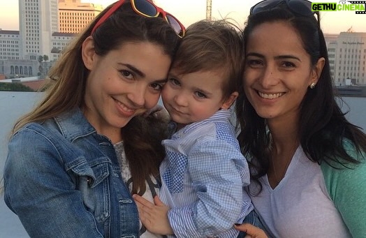 Eloísa Maturén Instagram - Hoy está de cumple @monicatortolero y yo quiero montarle una plaza con su nombre que simbolice cuánto la amo y lo mucho que ha significado su presencia en mi vida… Pero como todavía no soy alcalde de Madrid, le dedico este post 😬😍🤩 Mónica y yo nos hemos acompañado muy cerquita desde hace más o menos treinta años. Treinta, se lee treinta. Nos conocimos en la escuela de ballet y desde entonces hemos vivido de TODITO juntas (las mayúsculas se quedan cortas) La compañía de ballet, los primeros romances, los despechos con tequila , la diversión, la rumba hasta abajo. Los cambios, muchos cambios. La maternidad, las historias que te atraviesan y marcan nuevos rumbos, el dolor que te parte en dos, las preguntas que salen del alma, la espiritualidad. A pesar de la distancia y el tiempo SIEMPRE hemos estado allí ❤️🔥 Gracias Mana por tu amor incondicional y por entregarme toda la belleza que eres. Por ser un espejo hermoso y vulnerable, por tu hermandad que me llena el corazón de alegría. Celebro tu vida y todo lo que me has enseñado. Espero pronto, muy pronto, abrazarnos y celebrar juntas la vida. Feliz Cumpleaños Mana. Recuento de fotos: 1. Un 31 de Diciembre en una vida pasada 😂 2. Interpretando árboles, con @ildegoncalves en un tigre que matamos con @kiara_true (se ha hecho de todo señores) 3. Hace 300 años cuando yo era pelirroja y tomaba cosmopolitan 🙄 4. 1era edición del Festival Viva Nebrada, en el Aula Magna con un montón de genios maravillosos. Que día más feliz! 5. Con @elgeorgeharris en San Francisco, alegría de vivir 6. Con mi Pajarito, cuando era un Pajarito 🐣 7. Una despedida, otra rumba memorable 8. Ella 😍 9. En los farolitos del LACMA, uno de mis lugares favoritos en la tierra 10. Nosotras 👯♀️ Madrid, Spain