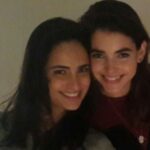 Eloísa Maturén Instagram - Hoy está de cumple @monicatortolero y yo quiero montarle una plaza con su nombre que simbolice cuánto la amo y lo mucho que ha significado su presencia en mi vida… Pero como todavía no soy alcalde de Madrid, le dedico este post 😬😍🤩 Mónica y yo nos hemos acompañado muy cerquita desde hace más o menos treinta años. Treinta, se lee treinta. Nos conocimos en la escuela de ballet y desde entonces hemos vivido de TODITO juntas (las mayúsculas se quedan cortas) La compañía de ballet, los primeros romances, los despechos con tequila , la diversión, la rumba hasta abajo. Los cambios, muchos cambios. La maternidad, las historias que te atraviesan y marcan nuevos rumbos, el dolor que te parte en dos, las preguntas que salen del alma, la espiritualidad. A pesar de la distancia y el tiempo SIEMPRE hemos estado allí ❤️‍🔥 Gracias Mana por tu amor incondicional y por entregarme toda la belleza que eres. Por ser un espejo hermoso y vulnerable, por tu hermandad que me llena el corazón de alegría. Celebro tu vida y todo lo que me has enseñado. Espero pronto, muy pronto, abrazarnos y celebrar juntas la vida. Feliz Cumpleaños Mana. Recuento de fotos: 1. Un 31 de Diciembre en una vida pasada 😂 2. Interpretando árboles, con @ildegoncalves en un tigre que matamos con @kiara_true (se ha hecho de todo señores) 3. Hace 300 años cuando yo era pelirroja y tomaba cosmopolitan 🙄 4. 1era edición del Festival Viva Nebrada, en el Aula Magna con un montón de genios maravillosos. Que día más feliz! 5. Con @elgeorgeharris en San Francisco, alegría de vivir 6. Con mi Pajarito, cuando era un Pajarito 🐣 7. Una despedida, otra rumba memorable 8. Ella 😍 9. En los farolitos del LACMA, uno de mis lugares favoritos en la tierra 10. Nosotras 👯‍♀️ Madrid, Spain