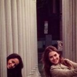 Eloísa Maturén Instagram - Hoy está de cumple @monicatortolero y yo quiero montarle una plaza con su nombre que simbolice cuánto la amo y lo mucho que ha significado su presencia en mi vida… Pero como todavía no soy alcalde de Madrid, le dedico este post 😬😍🤩 Mónica y yo nos hemos acompañado muy cerquita desde hace más o menos treinta años. Treinta, se lee treinta. Nos conocimos en la escuela de ballet y desde entonces hemos vivido de TODITO juntas (las mayúsculas se quedan cortas) La compañía de ballet, los primeros romances, los despechos con tequila , la diversión, la rumba hasta abajo. Los cambios, muchos cambios. La maternidad, las historias que te atraviesan y marcan nuevos rumbos, el dolor que te parte en dos, las preguntas que salen del alma, la espiritualidad. A pesar de la distancia y el tiempo SIEMPRE hemos estado allí ❤️‍🔥 Gracias Mana por tu amor incondicional y por entregarme toda la belleza que eres. Por ser un espejo hermoso y vulnerable, por tu hermandad que me llena el corazón de alegría. Celebro tu vida y todo lo que me has enseñado. Espero pronto, muy pronto, abrazarnos y celebrar juntas la vida. Feliz Cumpleaños Mana. Recuento de fotos: 1. Un 31 de Diciembre en una vida pasada 😂 2. Interpretando árboles, con @ildegoncalves en un tigre que matamos con @kiara_true (se ha hecho de todo señores) 3. Hace 300 años cuando yo era pelirroja y tomaba cosmopolitan 🙄 4. 1era edición del Festival Viva Nebrada, en el Aula Magna con un montón de genios maravillosos. Que día más feliz! 5. Con @elgeorgeharris en San Francisco, alegría de vivir 6. Con mi Pajarito, cuando era un Pajarito 🐣 7. Una despedida, otra rumba memorable 8. Ella 😍 9. En los farolitos del LACMA, uno de mis lugares favoritos en la tierra 10. Nosotras 👯‍♀️ Madrid, Spain