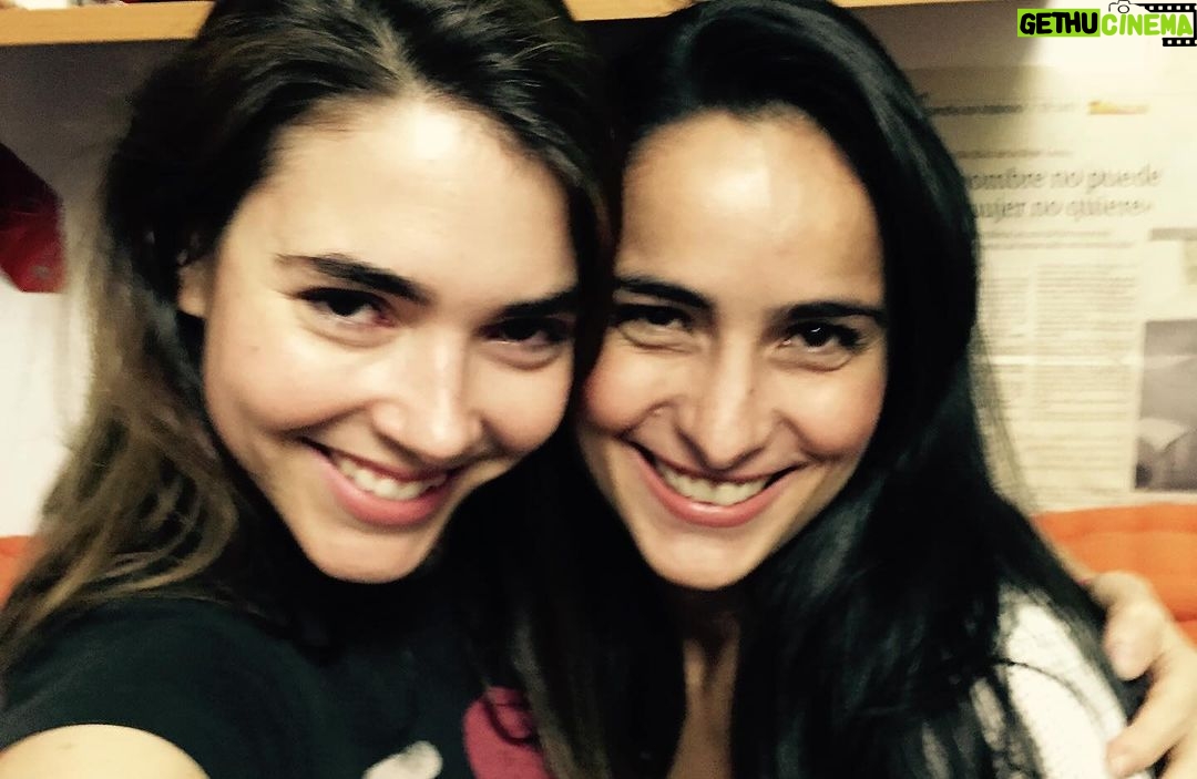Eloísa Maturén Instagram - Hoy está de cumple @monicatortolero y yo quiero montarle una plaza con su nombre que simbolice cuánto la amo y lo mucho que ha significado su presencia en mi vida… Pero como todavía no soy alcalde de Madrid, le dedico este post 😬😍🤩 Mónica y yo nos hemos acompañado muy cerquita desde hace más o menos treinta años. Treinta, se lee treinta. Nos conocimos en la escuela de ballet y desde entonces hemos vivido de TODITO juntas (las mayúsculas se quedan cortas) La compañía de ballet, los primeros romances, los despechos con tequila , la diversión, la rumba hasta abajo. Los cambios, muchos cambios. La maternidad, las historias que te atraviesan y marcan nuevos rumbos, el dolor que te parte en dos, las preguntas que salen del alma, la espiritualidad. A pesar de la distancia y el tiempo SIEMPRE hemos estado allí ❤️🔥 Gracias Mana por tu amor incondicional y por entregarme toda la belleza que eres. Por ser un espejo hermoso y vulnerable, por tu hermandad que me llena el corazón de alegría. Celebro tu vida y todo lo que me has enseñado. Espero pronto, muy pronto, abrazarnos y celebrar juntas la vida. Feliz Cumpleaños Mana. Recuento de fotos: 1. Un 31 de Diciembre en una vida pasada 😂 2. Interpretando árboles, con @ildegoncalves en un tigre que matamos con @kiara_true (se ha hecho de todo señores) 3. Hace 300 años cuando yo era pelirroja y tomaba cosmopolitan 🙄 4. 1era edición del Festival Viva Nebrada, en el Aula Magna con un montón de genios maravillosos. Que día más feliz! 5. Con @elgeorgeharris en San Francisco, alegría de vivir 6. Con mi Pajarito, cuando era un Pajarito 🐣 7. Una despedida, otra rumba memorable 8. Ella 😍 9. En los farolitos del LACMA, uno de mis lugares favoritos en la tierra 10. Nosotras 👯♀️ Madrid, Spain