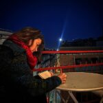 Eloísa Maturén Instagram - Siempre he sido lunática 🌙❤️‍🔥 Desde que tengo uso de razón miraba al cielo y la belleza de la Luna me conmovía. Imaginaba que había un código secreto entre nosotras, una complicidad que nunca le dije a nadie. De hecho, cuando me preguntaban que quería ser cuando fuese grande yo siempre decía “Astronauta”. Ojo, eso no se me ha quitado, todavía quiero ir al espacio, es un sueño que espero cumplir antes de marcharme. (Gracias Elon Musk, estoy contando con Space X 🤓) Siempre he sentido la compañía y el poder de la luna. Tanto que la tengo tatuada, no una, dos veces. En sus faces me reconozco, veo el constante cambio que soy. El vaivén, las contradicciones. Yo también soy cíclica: la expansión total, la fuerza versus la contracción, la nada y todo lo que hay en el medio. Para mi la luna es magia, misterio, es una representación de todas las cosas que no puedo explicar pero que siento profundo. Esa parte de la vida sútil ante la que no hay pruebas, solo presencia. Lo que se siente y no se piensa. Gracias a mi amor por la Luna descubrí el poder de los rituales. Hace muchos años empecé a crear mi propia forma de honrarla, de agradecer su presencia sublime en mi vida. Cada 14 días, para la Luna Nueva y la Luna Llena me siento a meditar, a mirar dentro. Escribo, bailo, dejo que la intuición guié el camino. He creado una ceremonia que va marcando el paso del tiempo, las obsesiones que me habitan, las ganas recurrentes. Respuestas que solo esperan ser atendidas. Hago rituales de luna para conectar con mi sabiduría interior, con eso que muy adentro me va guiando y que también pertenece a mis ancestros. Miro la Luna como aquellos primeros hombres que ante el fuego se maravillaban con su presencia. Gracias Lunita Lunera, hoy vestida de sol llenas el cielo con tu belleza. Feliz Luna Llena, si me necesitan, estaré en alguna esquina de Madrid, aullando. 🌕❤️‍🔥🚀 Estas fotos hermosas las tomó mi hermana lunera @thefaria en la última Luna Llena que nos tocó en Barcelona