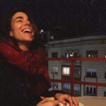 Eloísa Maturén Instagram - Siempre he sido lunática 🌙❤️‍🔥 Desde que tengo uso de razón miraba al cielo y la belleza de la Luna me conmovía. Imaginaba que había un código secreto entre nosotras, una complicidad que nunca le dije a nadie. De hecho, cuando me preguntaban que quería ser cuando fuese grande yo siempre decía “Astronauta”. Ojo, eso no se me ha quitado, todavía quiero ir al espacio, es un sueño que espero cumplir antes de marcharme. (Gracias Elon Musk, estoy contando con Space X 🤓) Siempre he sentido la compañía y el poder de la luna. Tanto que la tengo tatuada, no una, dos veces. En sus faces me reconozco, veo el constante cambio que soy. El vaivén, las contradicciones. Yo también soy cíclica: la expansión total, la fuerza versus la contracción, la nada y todo lo que hay en el medio. Para mi la luna es magia, misterio, es una representación de todas las cosas que no puedo explicar pero que siento profundo. Esa parte de la vida sútil ante la que no hay pruebas, solo presencia. Lo que se siente y no se piensa. Gracias a mi amor por la Luna descubrí el poder de los rituales. Hace muchos años empecé a crear mi propia forma de honrarla, de agradecer su presencia sublime en mi vida. Cada 14 días, para la Luna Nueva y la Luna Llena me siento a meditar, a mirar dentro. Escribo, bailo, dejo que la intuición guié el camino. He creado una ceremonia que va marcando el paso del tiempo, las obsesiones que me habitan, las ganas recurrentes. Respuestas que solo esperan ser atendidas. Hago rituales de luna para conectar con mi sabiduría interior, con eso que muy adentro me va guiando y que también pertenece a mis ancestros. Miro la Luna como aquellos primeros hombres que ante el fuego se maravillaban con su presencia. Gracias Lunita Lunera, hoy vestida de sol llenas el cielo con tu belleza. Feliz Luna Llena, si me necesitan, estaré en alguna esquina de Madrid, aullando. 🌕❤️‍🔥🚀 Estas fotos hermosas las tomó mi hermana lunera @thefaria en la última Luna Llena que nos tocó en Barcelona