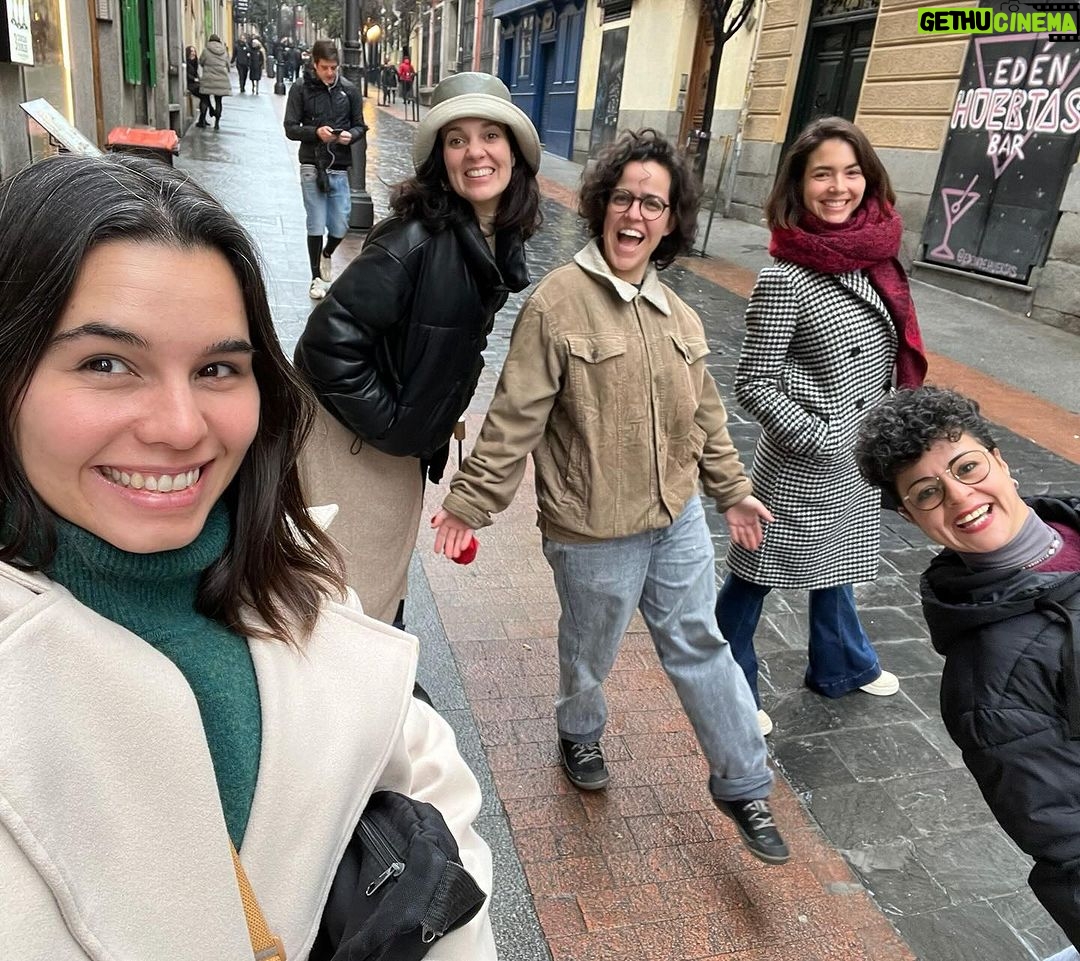 Eloísa Maturén Instagram - Mujeres medicina ❤️🔥 Amigas, artistas, inspiración. Tarde de sororidad, diosas y mensajes randonauticos 🚀🤯😍 Ni la lluvia pudo detenernos 🙂 Gracias @maello.zip @oriananigro @elianasantander8 @vane.morr por la felicidad Madrid, Spain