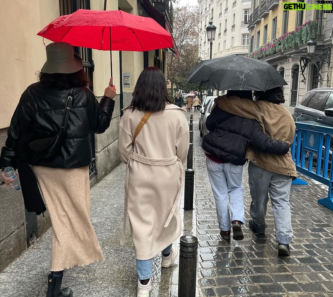 Eloísa Maturén Instagram - Mujeres medicina ❤️🔥 Amigas, artistas, inspiración. Tarde de sororidad, diosas y mensajes randonauticos 🚀🤯😍 Ni la lluvia pudo detenernos 🙂 Gracias @maello.zip @oriananigro @elianasantander8 @vane.morr por la felicidad Madrid, Spain