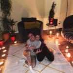 Eloísa Maturén Instagram - “Cada amigo es la familia que escogemos entre extraños” dice mi querido @ruben.blades en “Vida” una de sus canciones que me acompaña cómo un mantra. Reconocer la fuerza del amor, la hermandad, elegir una y otra vez acompañarnos. En las buenas y en las malas, en la rumba y en el llanto. Que fortuna saber que mientras algo dentro se rompe en pedazos hay brazos dispuesto a amortiguar la caída. Dejarse acunar, que el tiempo se detenga en un abrazo. Confiar, ser vulnerable, tener el valor de mostrarse, de abrir el pecho y dejar que todo salga, hasta la mugre. La belleza de ser frente a esos ojos que te miran con amor, que sienten contigo, que te prestan el alma cuando el dolor te sobrepasa. Hermana @thefaria gracias por llenarlo todo con tu luz y por ser un espejo amoroso y potente. Nunca he tenido dudas, esto es solo un reencuentro, nuestra historia es antigua, muchas veces hemos caminado de la mano. Te extraño, aunque en el fondo sé que siempre estás. Claro que eres un super héroe, eso ya lo sabía 🤩❤️🚀 Compadre @cmcgaffney que bonita tu humanidad, tu pasión, ese amor incondicional que sale de ti y lo llena todo. Que lindo acercarnos un poquito más cada vez. Hasta pronto hermanos, gracias por estos días transformadores, gracias por ser el ancla que me lleva de vuelta al centro del pecho. Los amo con todo el corazón, aquí estoy siempre. ❤️‍🔥 Madrid, Spain