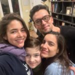 Eloísa Maturén Instagram - “Cada amigo es la familia que escogemos entre extraños” dice mi querido @ruben.blades en “Vida” una de sus canciones que me acompaña cómo un mantra. Reconocer la fuerza del amor, la hermandad, elegir una y otra vez acompañarnos. En las buenas y en las malas, en la rumba y en el llanto. Que fortuna saber que mientras algo dentro se rompe en pedazos hay brazos dispuesto a amortiguar la caída. Dejarse acunar, que el tiempo se detenga en un abrazo. Confiar, ser vulnerable, tener el valor de mostrarse, de abrir el pecho y dejar que todo salga, hasta la mugre. La belleza de ser frente a esos ojos que te miran con amor, que sienten contigo, que te prestan el alma cuando el dolor te sobrepasa. Hermana @thefaria gracias por llenarlo todo con tu luz y por ser un espejo amoroso y potente. Nunca he tenido dudas, esto es solo un reencuentro, nuestra historia es antigua, muchas veces hemos caminado de la mano. Te extraño, aunque en el fondo sé que siempre estás. Claro que eres un super héroe, eso ya lo sabía 🤩❤️🚀 Compadre @cmcgaffney que bonita tu humanidad, tu pasión, ese amor incondicional que sale de ti y lo llena todo. Que lindo acercarnos un poquito más cada vez. Hasta pronto hermanos, gracias por estos días transformadores, gracias por ser el ancla que me lleva de vuelta al centro del pecho. Los amo con todo el corazón, aquí estoy siempre. ❤️‍🔥 Madrid, Spain