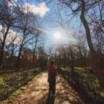 Eloísa Maturén Instagram - Rendirse. Dejarse atravesar. Soltar la rienda y permitir que cada mínimo paso guíe el camino entre las tinieblas, en sintonía con el faro que hay dentro. Sostenerme, aunque solo quiera huir lejos de mí. Imitar al invierno, permanecer quieto, reposando en el silencio. Antes me costaba llorar, me convencía de que la única opción era ser fuerte, demostrar afuera y adentro que nada podía derribarme. Hoy entiendo que al otro lado del dolor está el corazón del aprendizaje. El poder de la vulnerabilidad. Sentir el amor que late en el pecho, aunque haya dejado un crater. Es necesario permitir que la ausencia duela hasta dejarte sin aire. Atravesar el fuego. Ouch. Agradecer las despedidas tanto como las llegadas, con el corazón en la mano. La incertidumbre, la belleza de que cualquier instante puede ser el inicio de una experiencia inolvidable. Madrid, Spain
