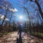 Eloísa Maturén Instagram - Rendirse. Dejarse atravesar. Soltar la rienda y permitir que cada mínimo paso guíe el camino entre las tinieblas, en sintonía con el faro que hay dentro. Sostenerme, aunque solo quiera huir lejos de mí. Imitar al invierno, permanecer quieto, reposando en el silencio. Antes me costaba llorar, me convencía de que la única opción era ser fuerte, demostrar afuera y adentro que nada podía derribarme. Hoy entiendo que al otro lado del dolor está el corazón del aprendizaje. El poder de la vulnerabilidad. Sentir el amor que late en el pecho, aunque haya dejado un crater. Es necesario permitir que la ausencia duela hasta dejarte sin aire. Atravesar el fuego. Ouch. Agradecer las despedidas tanto como las llegadas, con el corazón en la mano. La incertidumbre, la belleza de que cualquier instante puede ser el inicio de una experiencia inolvidable. Madrid, Spain
