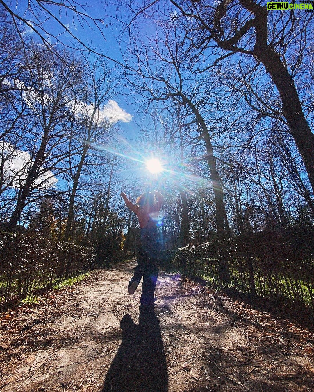 Eloísa Maturén Instagram - Rendirse. Dejarse atravesar. Soltar la rienda y permitir que cada mínimo paso guíe el camino entre las tinieblas, en sintonía con el faro que hay dentro. Sostenerme, aunque solo quiera huir lejos de mí. Imitar al invierno, permanecer quieto, reposando en el silencio. Antes me costaba llorar, me convencía de que la única opción era ser fuerte, demostrar afuera y adentro que nada podía derribarme. Hoy entiendo que al otro lado del dolor está el corazón del aprendizaje. El poder de la vulnerabilidad. Sentir el amor que late en el pecho, aunque haya dejado un crater. Es necesario permitir que la ausencia duela hasta dejarte sin aire. Atravesar el fuego. Ouch. Agradecer las despedidas tanto como las llegadas, con el corazón en la mano. La incertidumbre, la belleza de que cualquier instante puede ser el inicio de una experiencia inolvidable. Madrid, Spain