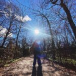 Eloísa Maturén Instagram - Rendirse. Dejarse atravesar. Soltar la rienda y permitir que cada mínimo paso guíe el camino entre las tinieblas, en sintonía con el faro que hay dentro. Sostenerme, aunque solo quiera huir lejos de mí. Imitar al invierno, permanecer quieto, reposando en el silencio. Antes me costaba llorar, me convencía de que la única opción era ser fuerte, demostrar afuera y adentro que nada podía derribarme. Hoy entiendo que al otro lado del dolor está el corazón del aprendizaje. El poder de la vulnerabilidad. Sentir el amor que late en el pecho, aunque haya dejado un crater. Es necesario permitir que la ausencia duela hasta dejarte sin aire. Atravesar el fuego. Ouch. Agradecer las despedidas tanto como las llegadas, con el corazón en la mano. La incertidumbre, la belleza de que cualquier instante puede ser el inicio de una experiencia inolvidable. Madrid, Spain
