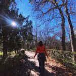 Eloísa Maturén Instagram - Rendirse. Dejarse atravesar. Soltar la rienda y permitir que cada mínimo paso guíe el camino entre las tinieblas, en sintonía con el faro que hay dentro. Sostenerme, aunque solo quiera huir lejos de mí. Imitar al invierno, permanecer quieto, reposando en el silencio. Antes me costaba llorar, me convencía de que la única opción era ser fuerte, demostrar afuera y adentro que nada podía derribarme. Hoy entiendo que al otro lado del dolor está el corazón del aprendizaje. El poder de la vulnerabilidad. Sentir el amor que late en el pecho, aunque haya dejado un crater. Es necesario permitir que la ausencia duela hasta dejarte sin aire. Atravesar el fuego. Ouch. Agradecer las despedidas tanto como las llegadas, con el corazón en la mano. La incertidumbre, la belleza de que cualquier instante puede ser el inicio de una experiencia inolvidable. Madrid, Spain