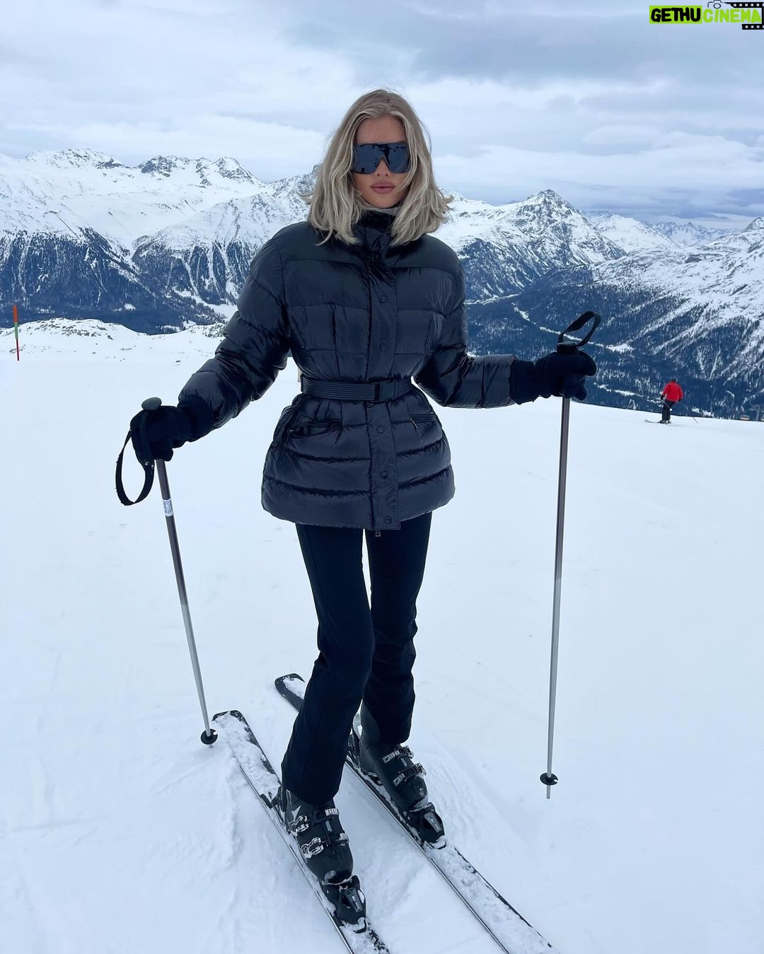 Elsa Hosk Instagram - First day on the slopes of St Moritz was pure 🤍🤍🤍🤍 St. Moritz, Switzerland