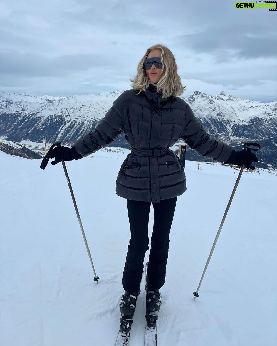 Elsa Hosk Instagram - First day on the slopes of St Moritz was pure 🤍🤍🤍🤍 St. Moritz, Switzerland