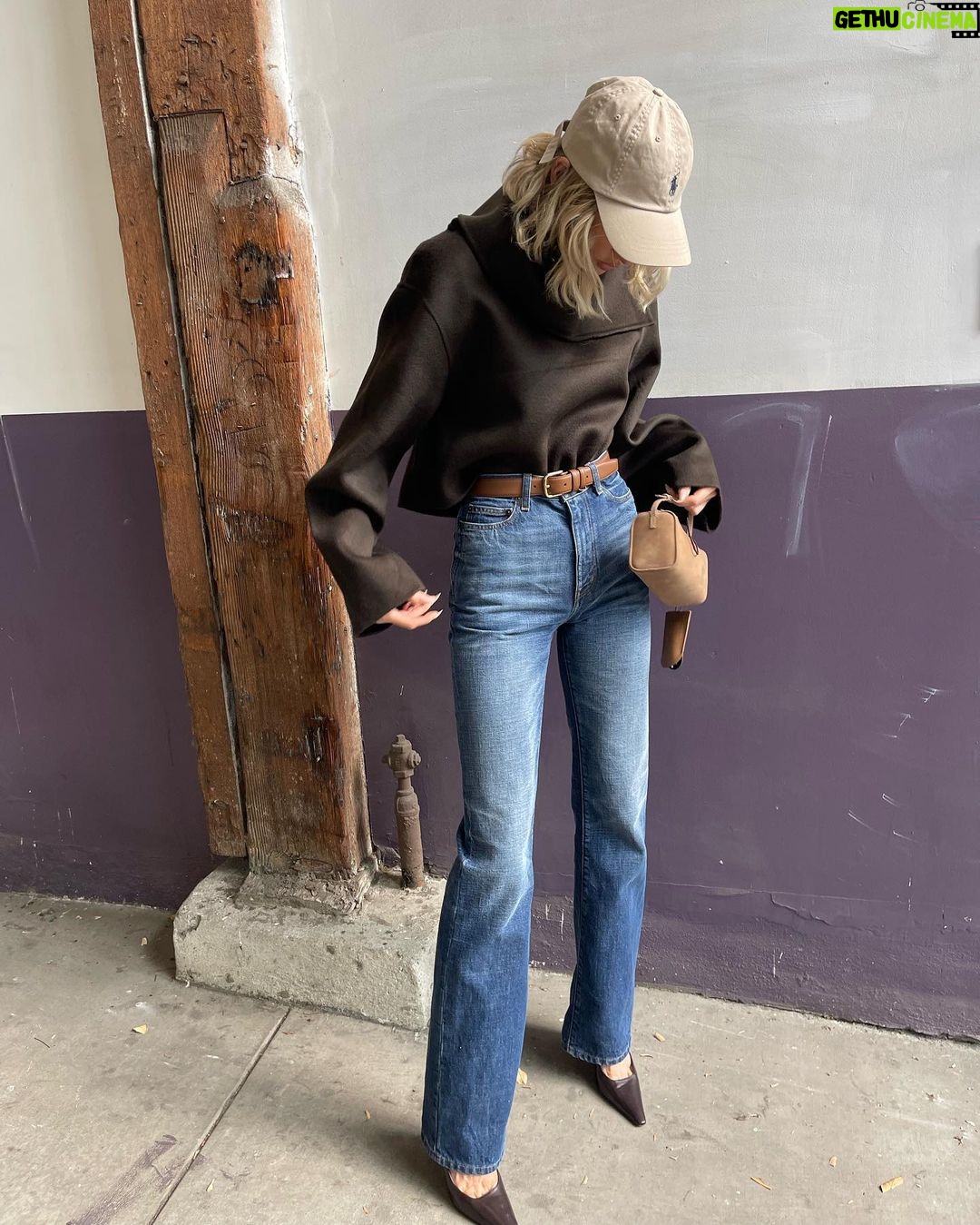 Elsa Hosk Instagram - Blu Jean baby🩵💙🩵