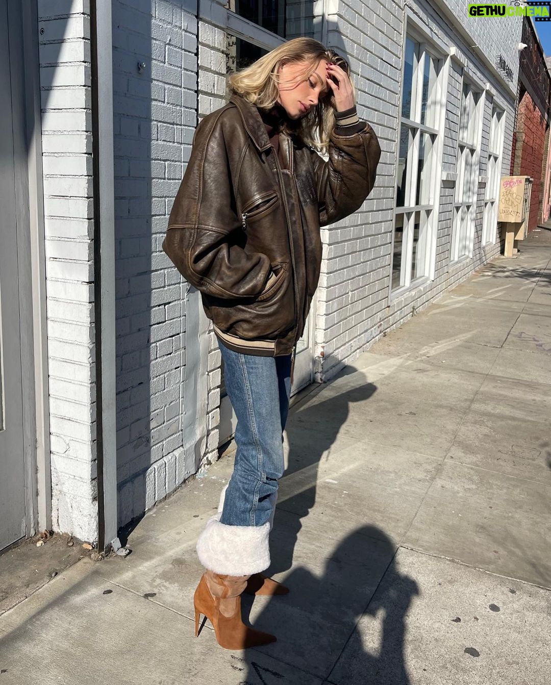 Elsa Hosk Instagram - Blu Jean baby🩵💙🩵