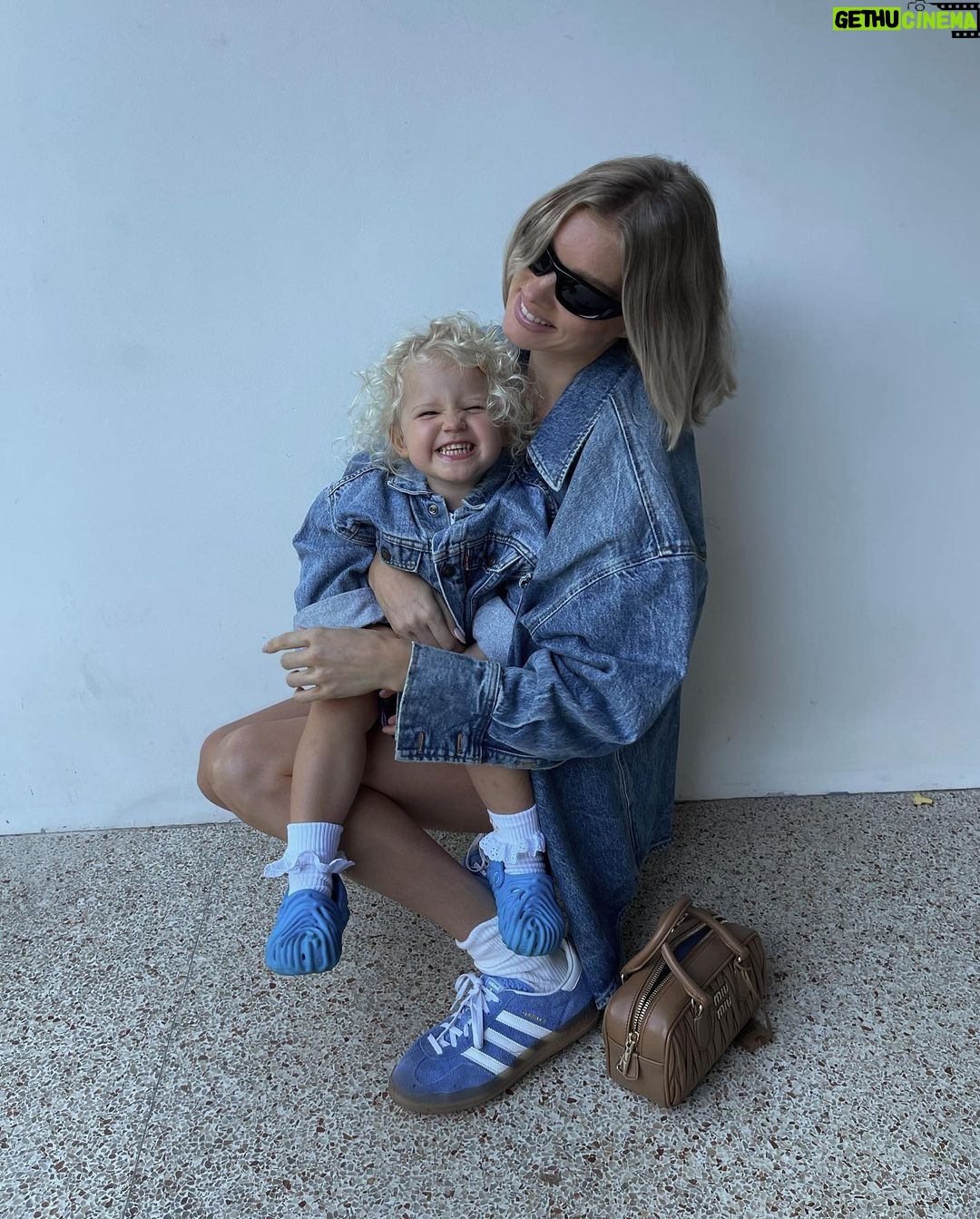 Elsa Hosk Instagram - Blu Jean baby🩵💙🩵