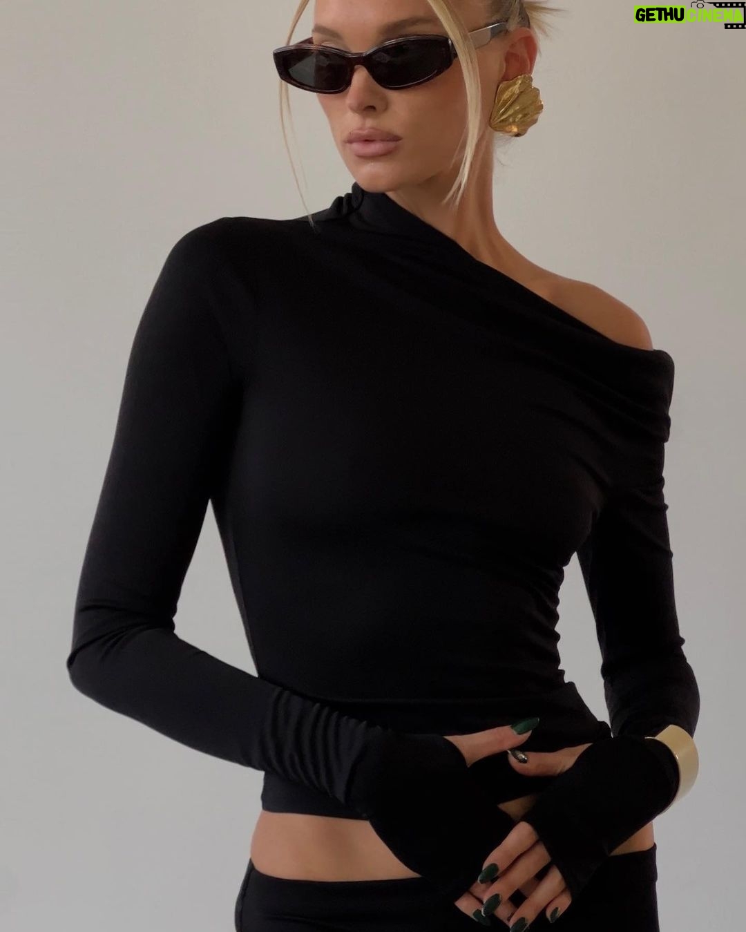 Elsa Hosk Instagram - Happy New Year angels🤍✨ feeling so many feelings over 2023 but most of all gratitude🥹 reflecting, manifesting, and setting intentions for 2024✨ May it bring peace, love, health, happiness and success for you all❤️