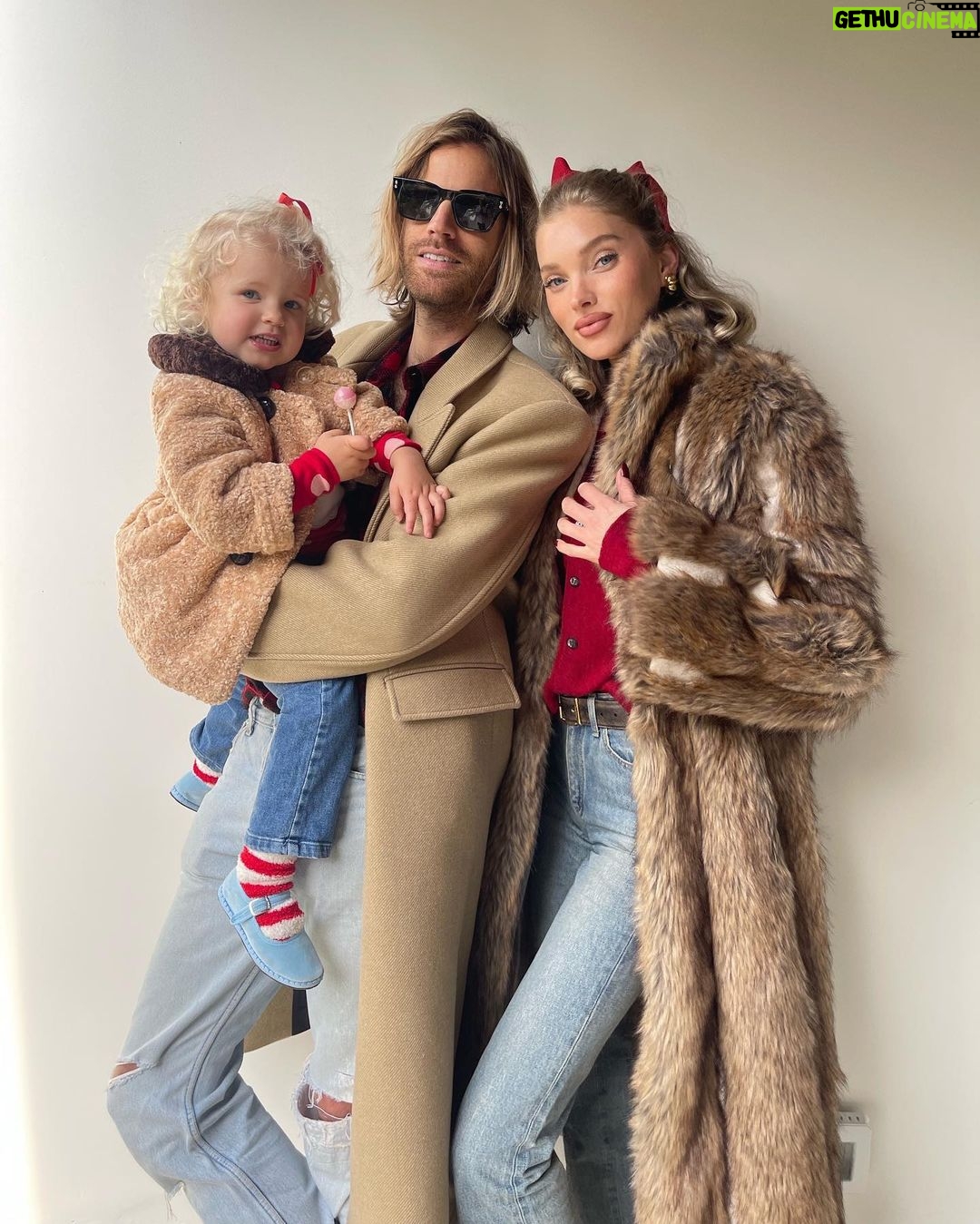 Elsa Hosk Instagram - Had to bribe her with a lollipop for these photos!! It’s pic two for me🥹 Merry Christmas and happy holidays from us!!❤️🥰🎄