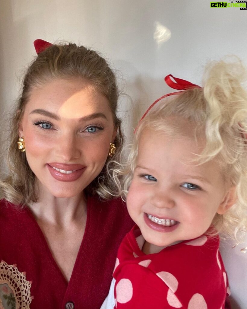 Elsa Hosk Instagram - Had to bribe her with a lollipop for these photos!! It’s pic two for me🥹 Merry Christmas and happy holidays from us!!❤️🥰🎄