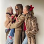 Elsa Hosk Instagram - Had to bribe her with a lollipop for these photos!! It’s pic two for me🥹 Merry Christmas and happy holidays from us!!❤️🥰🎄