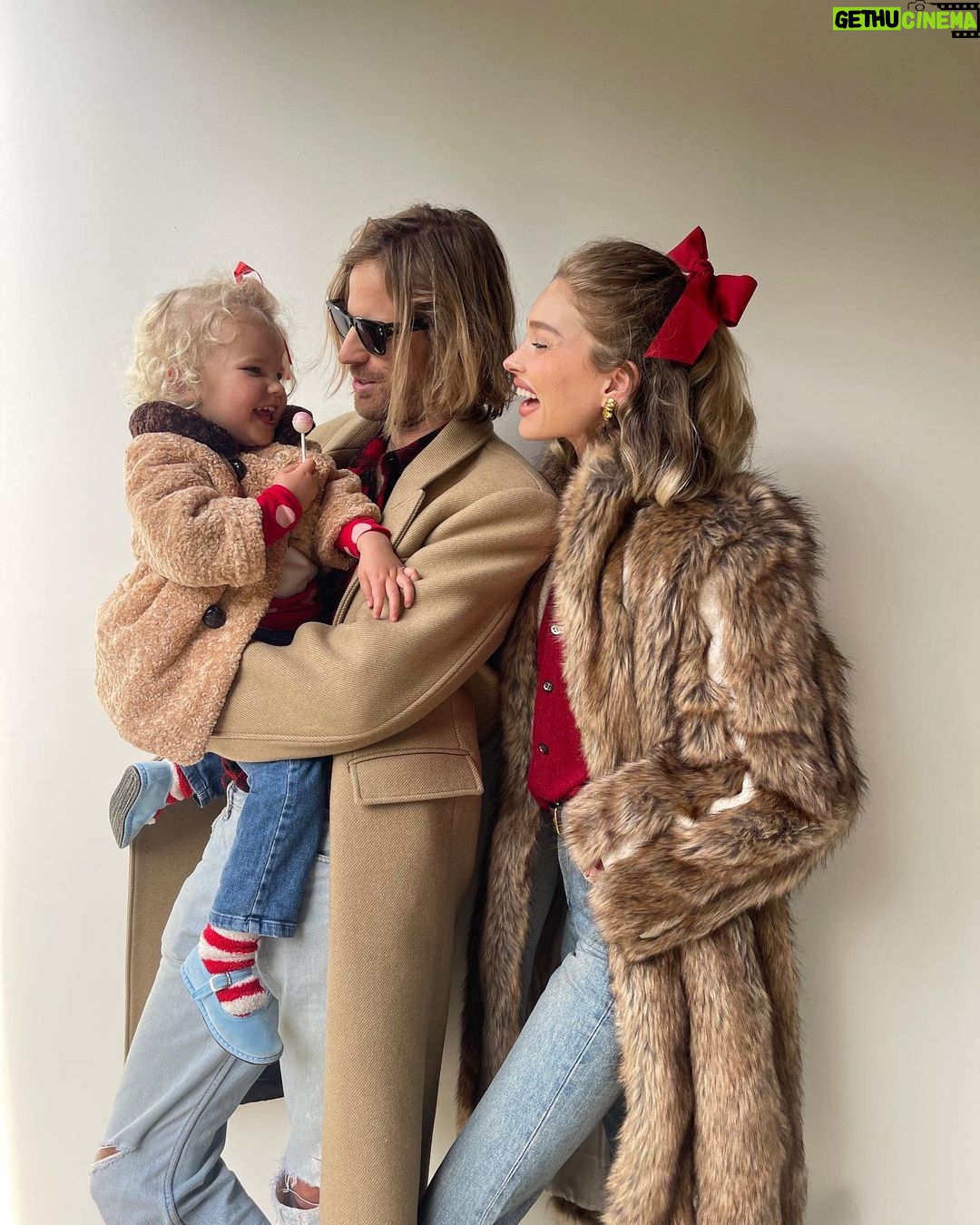 Elsa Hosk Instagram - Had to bribe her with a lollipop for these photos!! It’s pic two for me🥹 Merry Christmas and happy holidays from us!!❤️🥰🎄