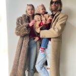 Elsa Hosk Instagram - Had to bribe her with a lollipop for these photos!! It’s pic two for me🥹 Merry Christmas and happy holidays from us!!❤️🥰🎄