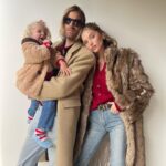 Elsa Hosk Instagram - Had to bribe her with a lollipop for these photos!! It’s pic two for me🥹 Merry Christmas and happy holidays from us!!❤️🥰🎄