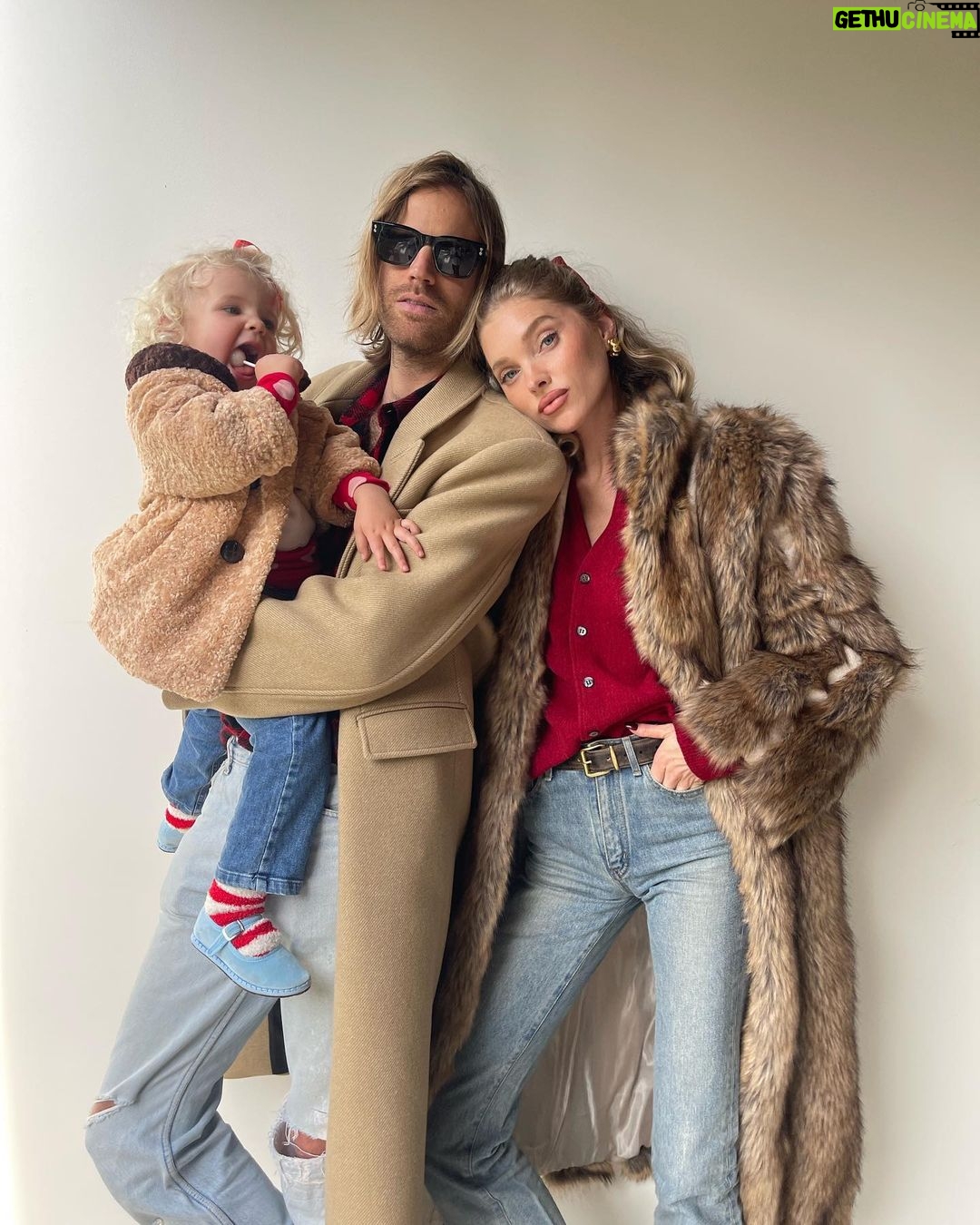 Elsa Hosk Instagram - Had to bribe her with a lollipop for these photos!! It’s pic two for me🥹 Merry Christmas and happy holidays from us!!❤️🥰🎄