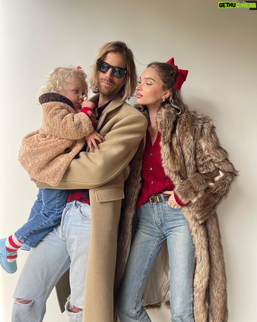 Elsa Hosk Instagram - Had to bribe her with a lollipop for these photos!! It’s pic two for me🥹 Merry Christmas and happy holidays from us!!❤️🥰🎄