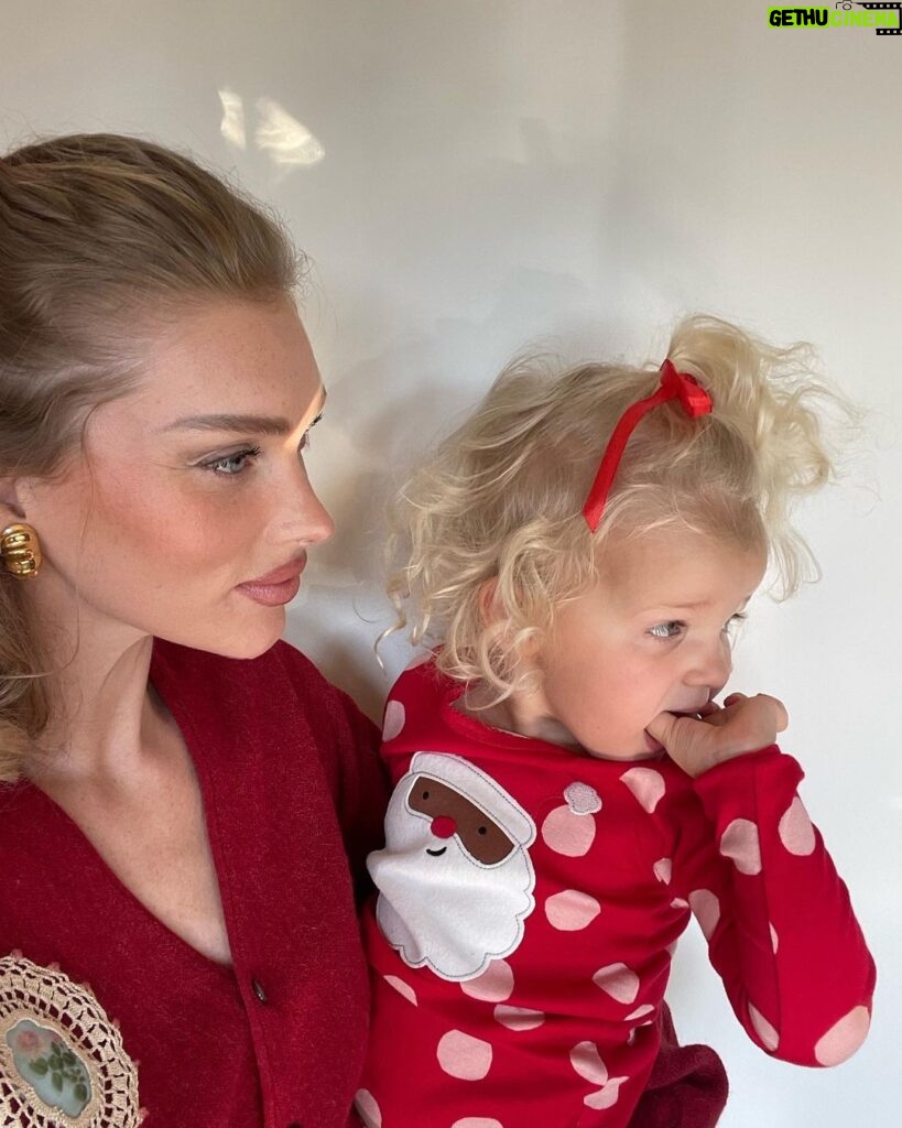 Elsa Hosk Instagram - Had to bribe her with a lollipop for these photos!! It’s pic two for me🥹 Merry Christmas and happy holidays from us!!❤️🥰🎄