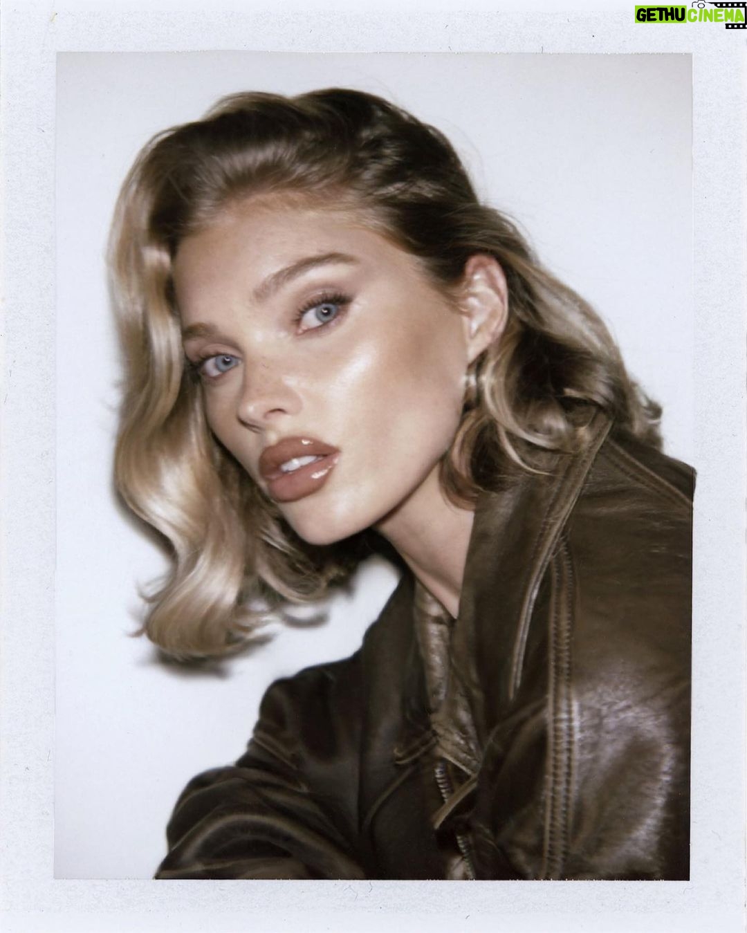 Elsa Hosk Instagram - Gingerbread on my mind🧸🤎