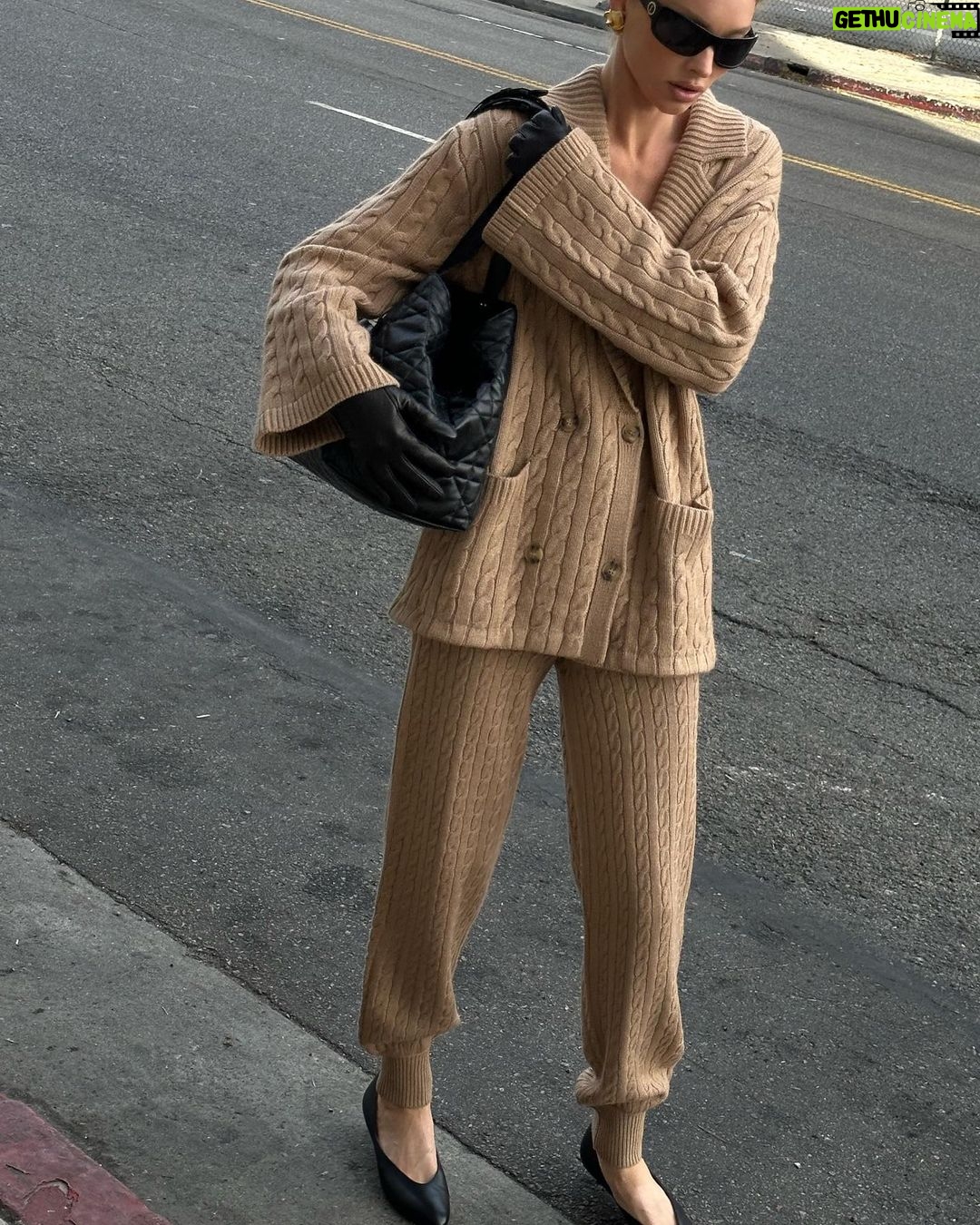 Elsa Hosk Instagram - Furniture hunt in the coziest @helsastudio setš¤