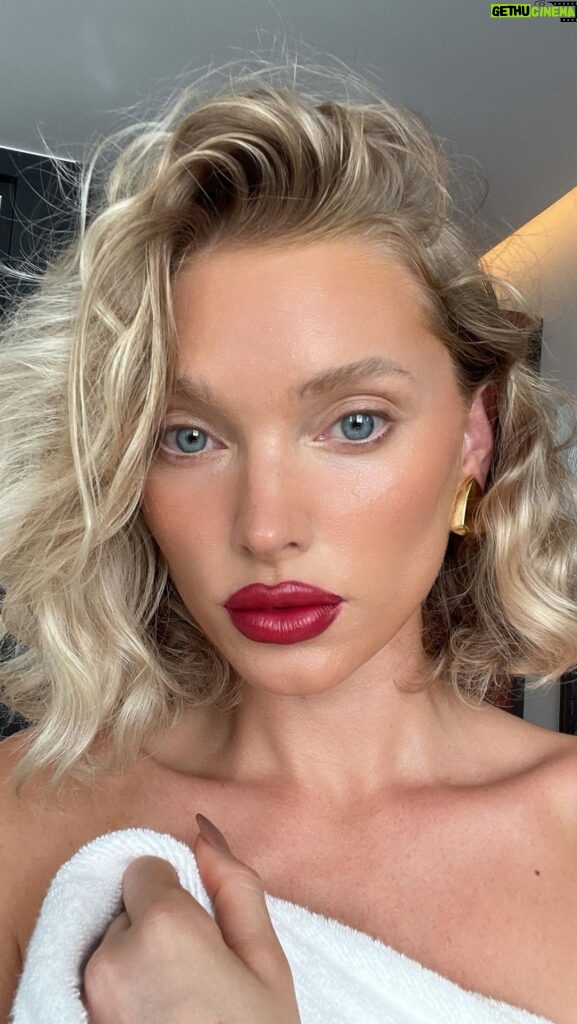 Elsa Hosk Instagram - This 4 product makeup is the bomb💄 concealer, lipstick, contour and bronzed sunscreen! 💋