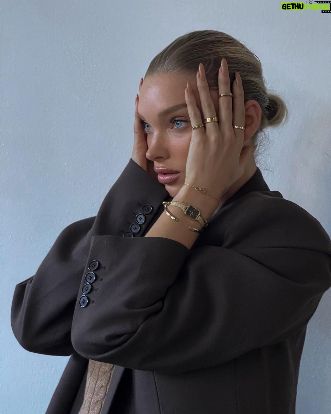 Elsa Hosk Instagram - Get it or regret it 👀🖤 Shop @danielwellington ’s Black Friday deals until November 28th #danielwellington #ad