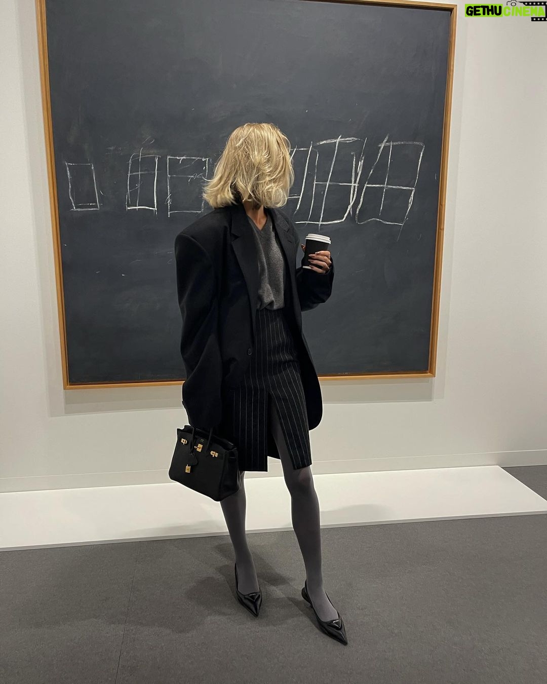 Elsa Hosk Instagram - Art, design, food and friends combined are some of my favorite things🫶🎨🖼️❤️ Miami Art Week & Art Basel