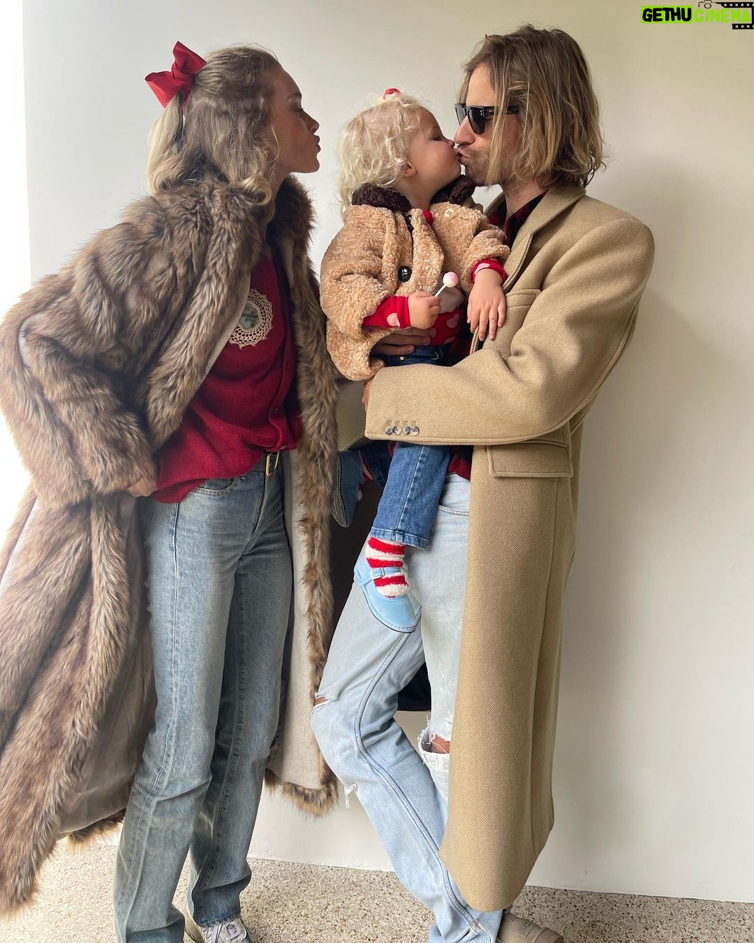 Elsa Hosk Instagram - Had to bribe her with a lollipop for these photos!! It’s pic two for me🥹 Merry Christmas and happy holidays from us!!❤️🥰🎄