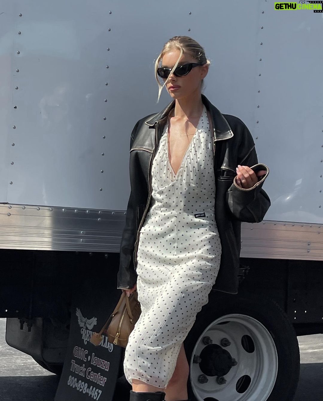 Elsa Hosk Instagram - Entering scorpio szn 🖤♏️🌑