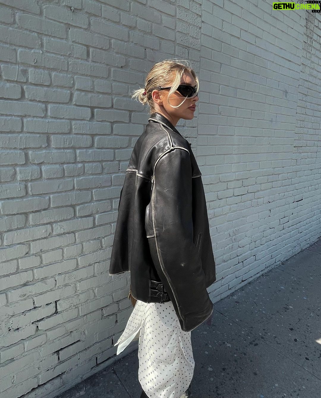 Elsa Hosk Instagram - Entering scorpio szn 🖤♏️🌑