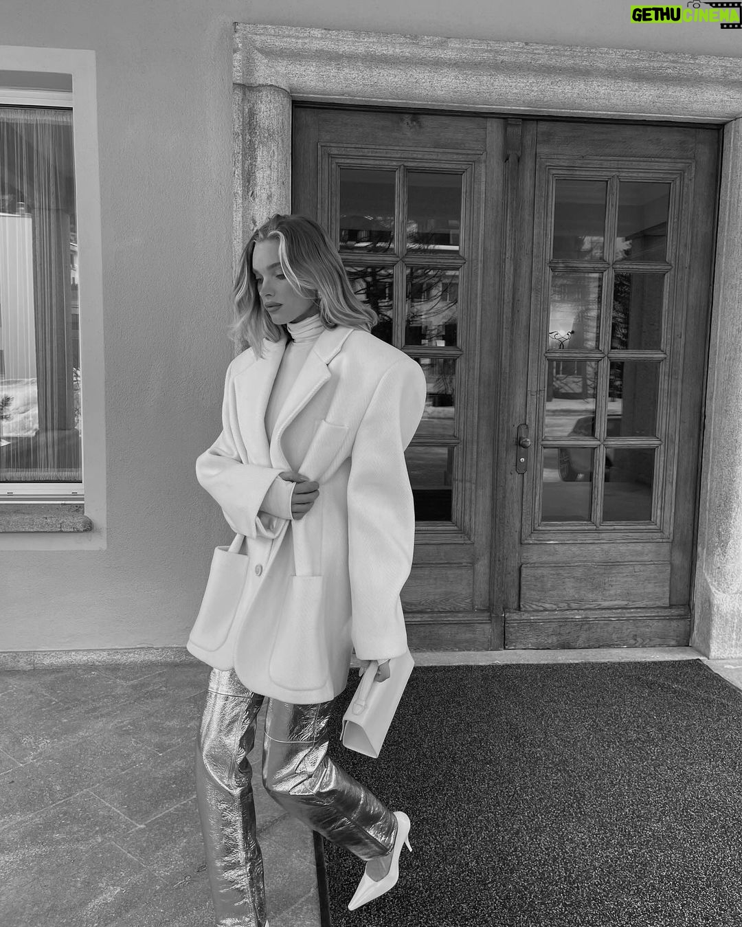 Elsa Hosk Instagram - forgot how much I love cold weather ❄️