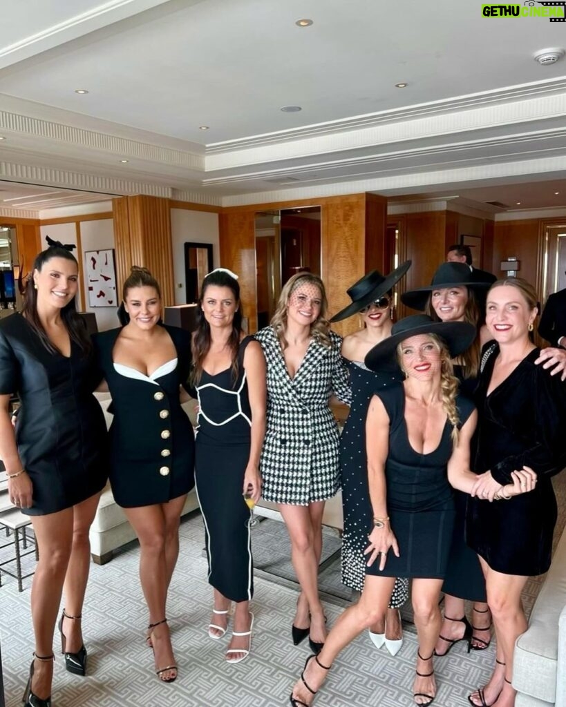 Elsa Pataky Instagram - Friends, horses, music and dancing, the best combo for a fun weekend. Thanks Derby Day for the good times @bulgari